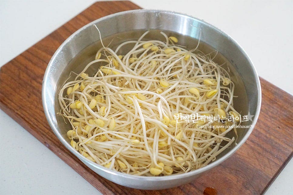콩나물은 상태가 좋지 않은 건 골라내고 가볍게 씻어 물기를 털어줍니다. 아삭아삭하게 씹히는 맛이 차가운 육수와 정말 잘 어울린답니다. 다른 재료보다 꼭 같이 넣어드세요~ 양파는 가늘게 채를 썰고, 단무지와 오이도 같이 채를 썰어줍니다. 차갑게 먹으면 어우러지는 오이와 단무지를 넣어주었더니 더 푸짐하고 씹는 맛이 좋았어요. 청양고추는 송송 썰어줍니다. 신라면 냉라면을 만들었는데 약간 매운 편이라 고추는 1/2개만 넣어주었어요. 매운맛 기호에 따라 조절해 주시면 더 맛이 좋겠죠^^