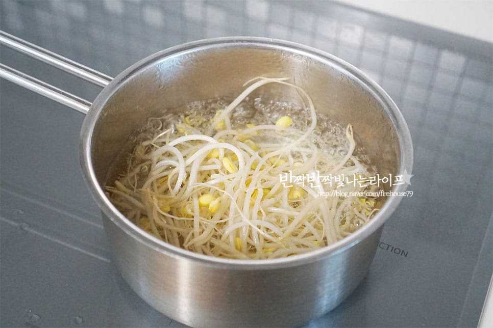 냄비에 물 500ml를 넣고 끓어오르면 콩나물을 먼저 넣어줍니다. 분말수프를 빼고 면을 삶아준다 생각하시면 되어요. 면과 건더기 수프도 넣어주어요. 양파를 넣고 끓여줍니다. 찬물에 넣어 면을 헹구면 면발이 더 탱글탱글해지므로 약간 퍼지는 정도 삶아주면 식감이 더 좋아요. 물론 익힘 정도는 기호에 따라 삶아주시면 됩니다. 찬물 또는 얼음 물에 면을 헹구어 물기를 털어줍니다.