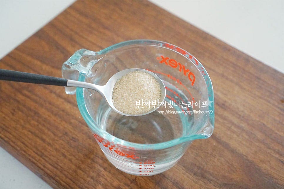 정수 물 1컵, 분말수프 진간장 2 큰 술, 황설탕 2 큰 술 식초 2 큰 술을 넣고 잘 섞어줍니다. 설탕 입자가 녹을 수 있도록 잘 저어서 섞어줍니다. 기호에 따라 설탕과 식초는 가감하여 간을 맞추어 주세요. 얼음을 같이 넣어 먹을 것이라 생각보다 국물 맛은 진합니다.