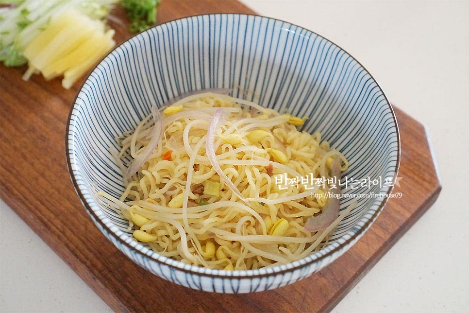 그릇에 삶은 면을 담아줍니다. 만들어둔 육수를 부어주어요. 더 매콤한 향을 내고 싶다면 청양고추 반 정도를 육수에 같이 넣어 미리 섞어두셔도 좋아요. 채 썰어둔 토핑을 올려 완성해요. 레시피를 보시면 알겠지만 정말 정말 간단하죠~ 차가운 면이 생각나는 날 초간단으로 만들어 먹기 딱 좋아요. 저는 혼밥 할 때 종종 만들어 먹곤 한답니다. 영상도 같이 담았어요. 콩나물과 어우러진 면발 식감이 아삭아삭 차갑게 먹으니 더 맛나요. 매운 수프라 은근 매우 싹 하면서 입맛을 당기에 한답니다. 일단 수프 맛이 살아있어 실패할 수가 없지요. 차갑게 먹어서 더 좋은 라면 맛있게 끓이는 법 색다르게 끓여드셔보시는 것도 좋을 것 같아요. 맛있게 만들어 드세요^^ 끄읕 !