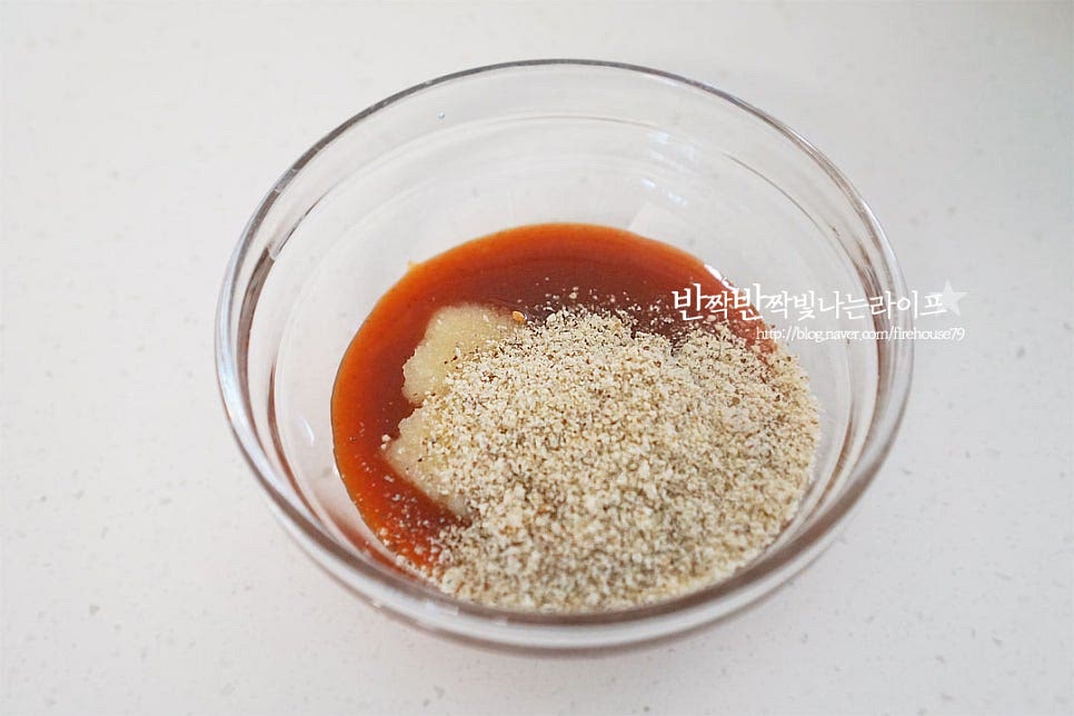 담백 고소한 맛에 감칠맛을 살려주는 양념장을 만들어요. 초고추장 4 큰 술, 간 마늘 1 큰 술 들깨가루 1½ 큰 술, 된장 2/3 큰 술 물 2 큰 술을 넣어줍니다. 매콤 새콤달콤한 초고추장을 베이스로 된장과 들깨가루가 들어가면 고소한 맛이 더해져 잘 어울려요. 물은 농도에 따라 조절하여 먹기 좋게 잘 풀어 섞어줍니다.