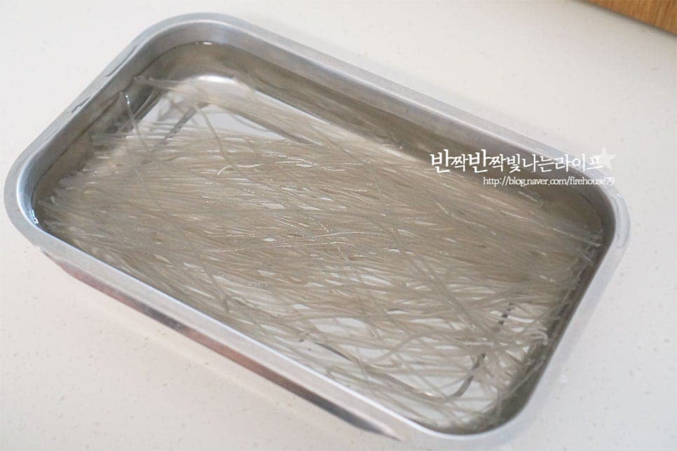 당면은 불리는데 시간이 걸리므로 미리 물에 담가 30분 이상 불려줍니다. 대파는 반으로 길게 자른 뒤 5cm 길이로 자르고 새송이버섯은 반을 갈라 편으로 썰고, 깻잎은 두껍게 채썰어줍니다. 양파는 두께 있게 채 썰고 당근도 납작하게 크기를 맞추어 자르고 양배추는 한 입 크기로 잘라줍니다. 여러 가지 채소가 들어가서 아삭아삭 식감도 맛있고 맛도 좋아요. 마늘은 큼직하게 편으로 자르고, 고추는 송송 썰어줍니다 매운맛에 따라 고추를 넣어주면 매콤 칼칼하게 입맛을 돋웁니다. 순대는 두께가 있게 잘라줍니다. 얇게 썰면 요리하는 동안 풀어질 수 있어 두께있게 잘라 쫄깃한 식감을 더해줍니다.