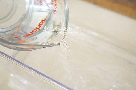 넉넉한 크기의 통에 물 2L를 붓고 매실액 150ml, 멸치액젓 80ml 새우젓 건더기 4 큰 술, 새우젓 국물 3 큰 술 굵은소금 1 큰 술을, 고춧가루 4 큰 술을 넣어줍니다. 액젓은 멸치 이외의 다른 것도 좋으며 간은 입맛에 맞게 조절해도 좋습니다. 갈아두었던 1차 김치 양념도 넣어줍니다. 소금이 녹고 재료들이 어우러질 수 있도록 섞어줍니다.