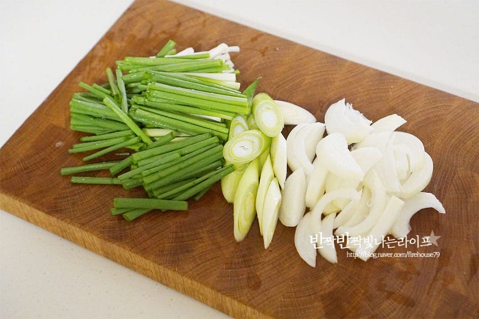쪽파와 대파로 시원한 맛을 내는데 양파는 알토란 방송에서는 나오지 않았지만 레시피에는 들어가 있어 채 썰어서 같이 넣었습니다. 쪽파는 길게 자르고, 대파는 어슷하게 썹니다.