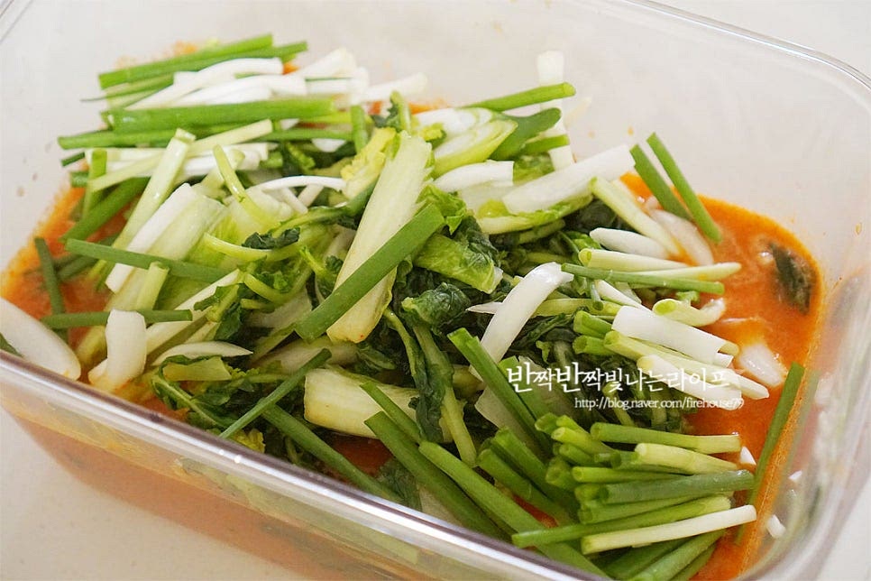 만든 국물 양념에 절인 채소를 넣고 쪽파, 대파, 양파도 함께 넣어줍니다. 재료가 어우러지도록 섞어줍니다.