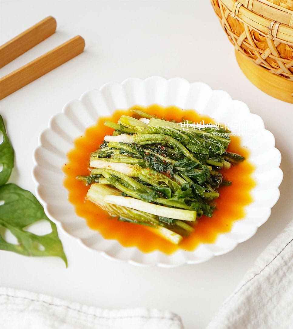 하루 서늘한 실온에 두었다가 3~4일 냉장 숙성하면 완성입니다. 영상도 같이 담았어요. 알토란 레시피 팁은 물김치 양념에 찬밥을 넣는 것, 얼갈이 열무, 대파, 쪽파만으로 깔끔하게 만들고 상온 보관 1일, 냉장 숙성 3일 후 먹으면 맛있게 즐길 수 있습니다. 시원하고 아삭아삭 식감이 좋은 열무는 비빔밥을 만들어 먹어도 좋고 새콤달콤하게 설탕을 첨가하여 국수로 먹어도 별미입니다. 열무를 절이고 깔끔하게 맛을 내는 양념 비율만 알면 어렵지 않고 맛있게 맛볼 수 있어요. 열무김치담그는법을 참고하여 맛있게 요리해드세요. 끄읕 !