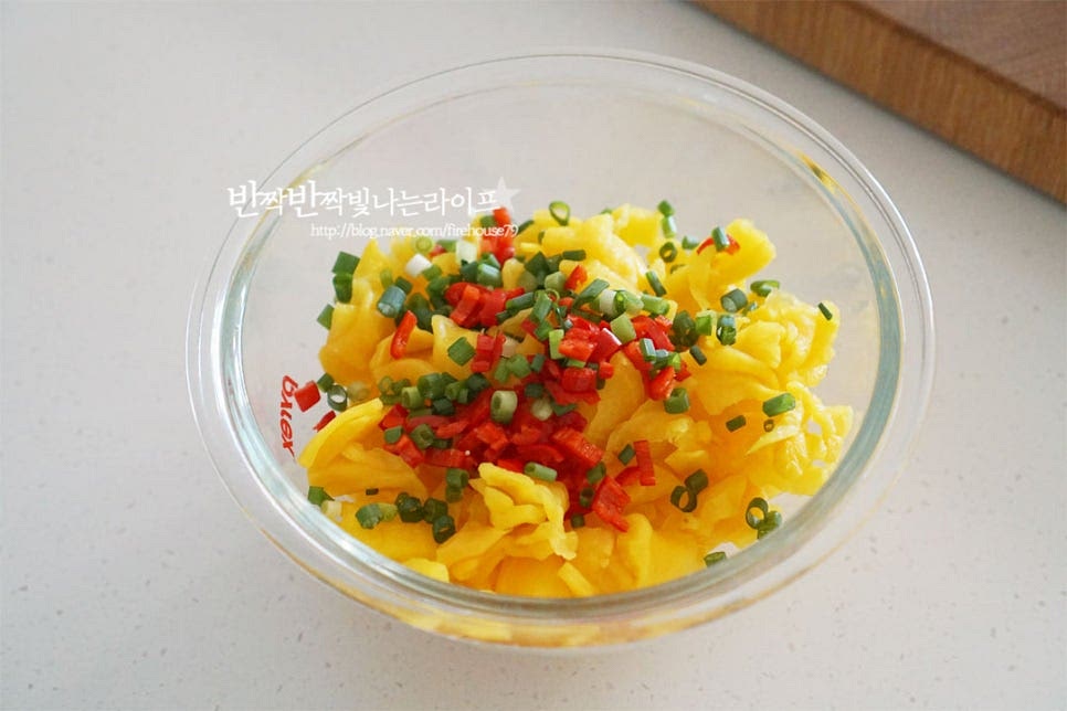 넉넉한 크기의 볼에 준비한 재료를 담아줍니다. 고춧가루 1/2 큰 술, 간 마늘 1 작은 술 간 깨 1 큰 술, 참기름 1/2 큰 술을 넣어줍니다. 고소한 풍미를 위해 깨를 갈아서 넣어주는데요. 간깨가 어우러지는 맛이 먹을수록 고소해요. 절구에 빻거나 손으로 으깨어 넣어주세요. 재료를 모두 넣고 버무려주면 완성이에요. 이때 꼬들 단무지의 간에 따라 새콤달콤한 맛을 더해주고 싶다면 식초와 설탕을 첨가해 주셔도 좋습니다.