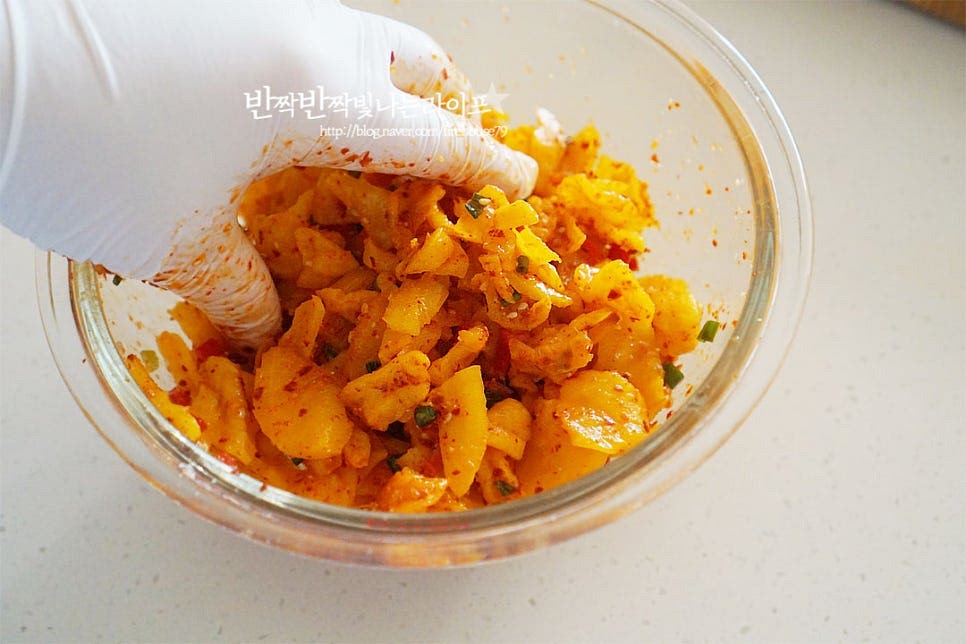 양념이 어우러지도록 조물조물 버무려요. 고춧가루가 풀어지면서 매콤하고 고소한 감칠맛이 풍부하게 섞인답니다. 완성된 꼬들단무지무침은 밀폐통에 담아 냉장 보관하여 맛있게 드시면 됩니다. 간단한 레시피로 만들어두면 내내 든든하면서 식사를 할 때 감초 같은 역할을 한답니다. 라면과 같은 면 요리와도 잘 어울리고요. 영상도 같이 담았어요. 기본적으로 간이 되어있는 재료이지만 몇가지 양념을 더해주면 그 맛을 더 풍부하게 즐길 수 있는데요. 오독오독 먹는 꼬들한 식감도 맛있고 매콤하면서고 고소한 게 추억의 반찬이랍니다. 백종원 단무지무침 레시피로 맛있고 간단한 반찬을 요리해드세요. 끄읕 !