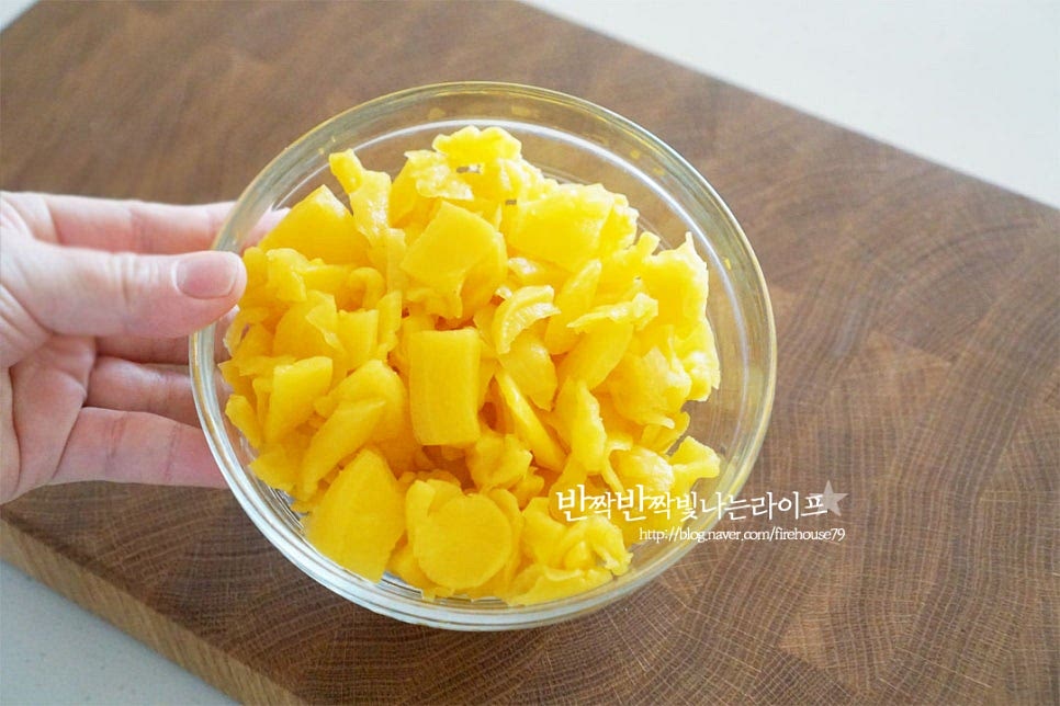 단무지는 기본적으로 새콤달콤한 단촛물에 절여 개운하게 입맛을 살려주는 재료이기도 한데요. 절이는 과정에서 곱게 색을 내기 위해 노란 치차에 절이고 수분을 제거하여 꼬들꼬들한 식감을 살린 꼬들단무지를 준비했습니다. 반달 모양으로 자른 것도 좋으며 김밥용 길이가 긴 것을 먹기 좋게 3cm 길이로 잘라주셔도 좋습니다. 체에 밭쳐 가볍게 물기를 털어줍니다. 수분이 적당히 있는 정도가 간도 잘 어우러지고 먹는 내내 촉촉합니다. 실파는 송송 썰고 홍고추는 가운데 씨와 속을 제거하여 깔끔하게 잘게 썰어주었습니다. 실파 대신 대파나 쪽파도 좋으며 고추는 추가로 더해주었어요. 대파는 0.3cm 두께로 썰어주세요. 조금 매콤한 맛을 좋아한다면 청양고추를 약간 더해도 좋고요.