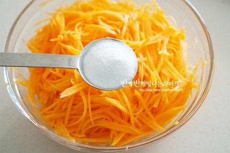 가루 종류를 넣고 섞기 전에 밑간을 먼저 해줍니다. 단호박보다는 단맛이 적고 향이 깊고 풍부하기 때문에 단맛 감칠맛을 깊게 해주기 위해서 설탕과 소금을 넣어줍니다. 설탕 2/3 큰 술, 소금 1/2 작은 술을 넣어줍니다. 손질해 보니 잘 익은 것이라 당도가 진해하더라고요. 재료의 단맛에 따라 양을 조절해 넣어줍니다. 설탕이 너무 많이 들어가면 질퍽해질 수 있으니 적당량을 넣어줍니다. 달콤 짭조름하게 간이 될 수 있도록 버무려준 뒤 5~10분 정도 둡니다. 10분 정도 두면 절여지면서 숨이 죽고 촉촉하게 수분이 생겼습니다. 빠져나온 수분 그대로 가루를 넣고 반죽을 만들어줄 것이라 따로 물을 넣을 필요없습니다. 절인 다음 부침가루 4 큰 술, 찹쌀가루 1 큰 술을 넣고 날가루가 보이지 않게 버무려 섞어줍니다. 찹쌀가루가 조금 들어가면 쫀득한 식감을 낼 수 있는데요. 부침가루나 튀김가루, 밀가루로 반죽을 만들 수 있으니 상황에 따라 넣으면 됩니다. 수분이 부족하면 물을 조금 추가해도 좋으며 전체적으로 걸쭉한 농도로 반죽을 완성합니다.