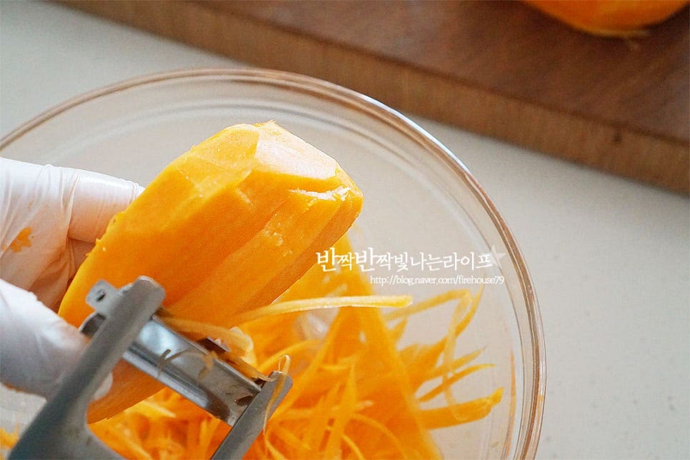 껍질을 제거한 호박 과육은 채를 썰어주는데요. 채를 써는 도구를 사용하거나 채칼로 일정한 두께로 썰어주면 됩니다. 겉은 바삭 속은 쫀득한 식감을 위해 얇게 채를 썰어주면 식감이 더 맛이 좋습니다. 1/4통을 손질하니 460g 정도로 반죽 만들기 했습니다. 넉넉한 크기의 볼에 담아 가며 채칼로 썰었습니다.