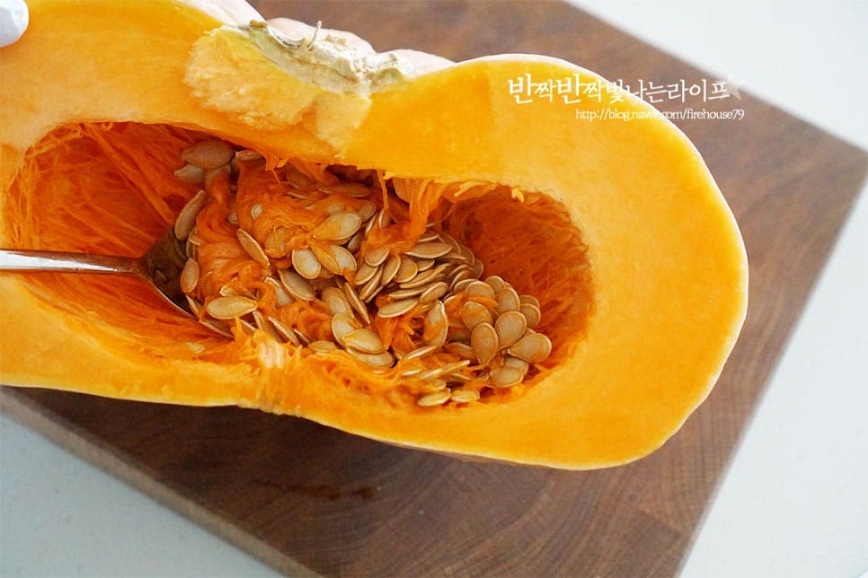 늙은호박 1통을 준비한 뒤 1/4통 정도로 호박전을 구웠습니다. 먼저 겉을 깨끗하게 문질러 세척한 뒤 물기를 제거하고 반으로 자릅니다. 단단하기 때문에 손이 다치지 않게 잘라준 다음 숟가락을 활용하여 씨가 든 속부분을 긁어내어줍니다. 꼭지부분을 잘라서 제거한 뒤 굴곡진 모양에 따라 나누어 잘라줍니다. 손질하기 좋게 길게 자른 뒤 껍질을 깎아 제거합니다. 단단하기 때문에 칼로 깎아주면 수월하게 손질할 수 있습니다.