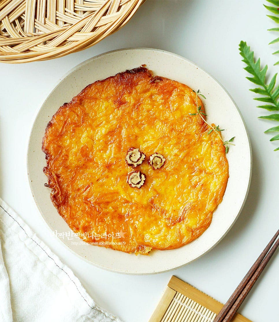 바로 구워서 뜨거울 때 먹으면 겉바속쫀의 식감과 고소한 풍미를 맛볼 수 있습니다. 늙은호박 맛에 설탕과 소금이 들어가 단맛, 짠맛 감칠맛이 잘 어우러져 맛있게 레시피 완성입니다. 제철에 만들어 먹으면 온가족이 좋아하고 잘 먹어서 가을엔 늘 만들어먹게 되는데 오늘도 맛있게 먹었답니다. 노란속을 바삭하게 구워 고소하고 달콤한 맛에 손이 간답니다. 달콤 바삭 늙은호박요리 맛있게 만들어드세요. 끄읕 !