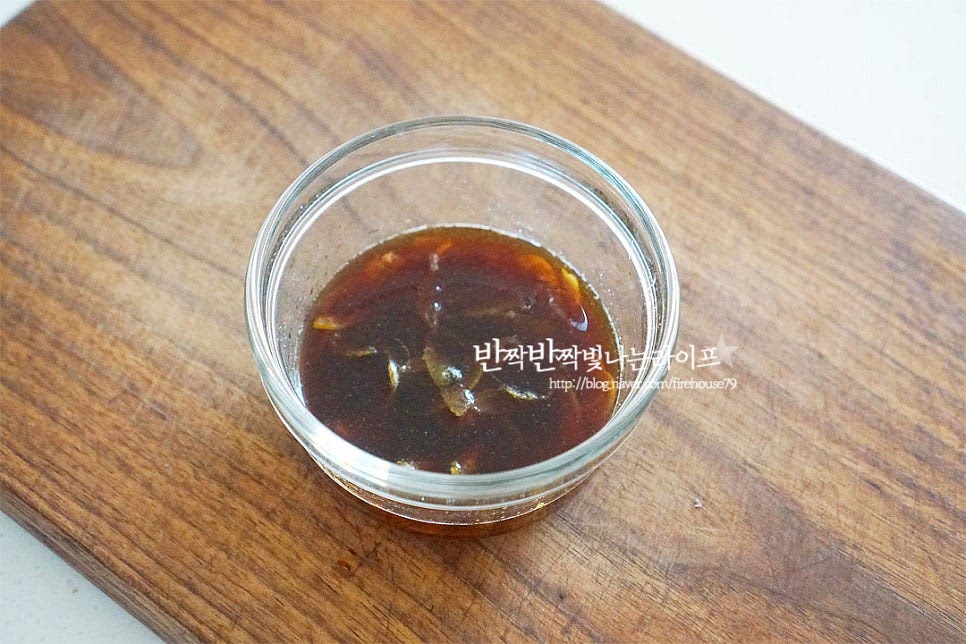 깔끔하게 감칠맛을 더해주는 샤브샤브 소스 만들기 가장 기본적인 폰즈소스 준비했어요. 기호에 따라 와사비간장, 칠리소스, 땅콩소스 등 여러 가지 준비해 주셔도 좋아요. 저는 폰즈와 시판용 칠리소스 준비했습니다. 양조간장 3 큰 술, 생수 1/2 큰 술 유자청 1 큰 술, 식초 1 큰 술 꿀 약간 넣어줍니다. 식초와 꿀은 기호에 따라 가감하여 조절해 주세요.