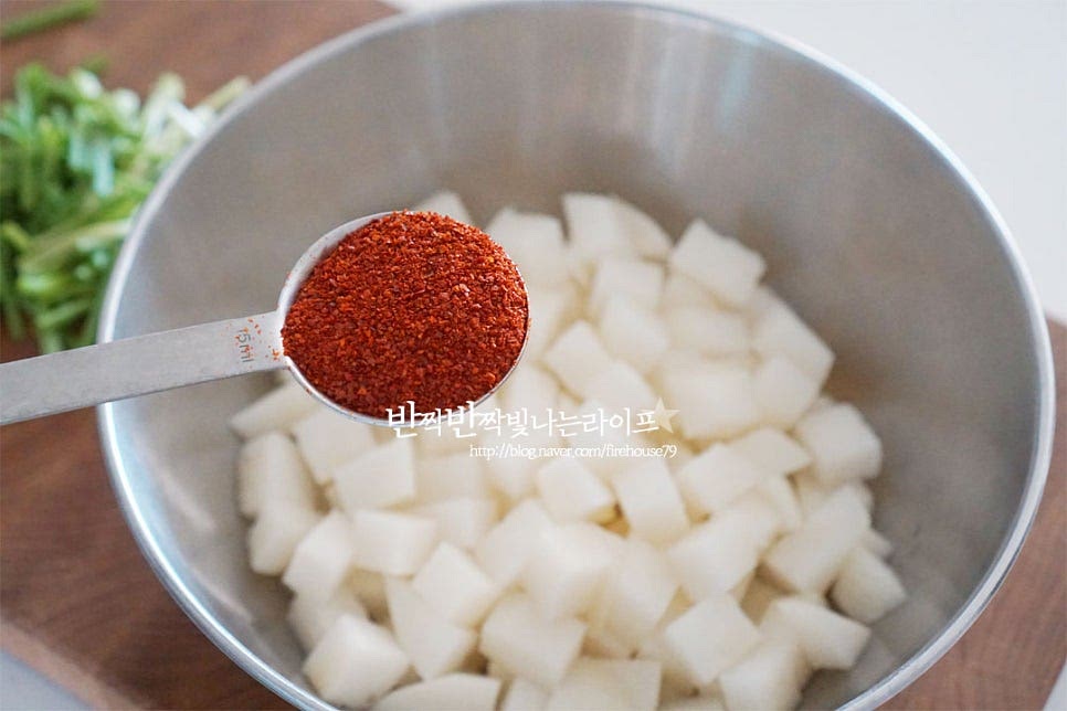 넉넉한 크기의 볼에 깍뚝썰기한 배를 넣고 김치양념에 섞어줄 것이랍니다. 먼저 고춧가루 1큰술 듬뿍 넣고 버무려줍니다. 빨간 색이 입혀질 수 있도록 고춧가루에 버무려준 뒤 나머지 재료를 넣어줄 것이에요. 매운맛과 색에 따라 양을 조절하여 넣어주세요. 액젓 2/3큰술, 새우젓 1작은술 다진마늘 1/2큰술을 넣어줍니다. 재료 자체의 단맛과 시원한 맛이 좋아 너무 짜지않게 간을 해주었는데요. 간에 따라 짠맛 정도는 액젓과 새우젓으로 조절해주세요. 새우젓갈은 새우 건더기만 건져 넣어주었어요. 배의 단맛이 풍부하여 설탕은 넣지않았는데 먹어보고 달콤함이 부족하다면 설탕을 약간 넣어주면 감칠맛이 풍부해집니다. 쪽파도 같이 넣어준 뒤 버무려요. 쪽파가 들어가면 향긋하게 맛이 좋습니다. 소금에 절이지않고 만들기 때문에 요리과정이 간단하며 따로 찹쌀풀을 만들어 넣지않아도 맛있게 어우러진답니다. 별미로 맛볼 수 있는 배요리로 네모난 모양을 잘라 깍두기 담그면 시원한 식감과 매콤한 감칠맛이 맛있답니다. 영상도 같이 담았어요. 한입 베어물면 매콤 짭조름한 감칠맛이, 먹다보면 시원 달콤한 과즙이 동시에 느껴져 단짠의 색다른 조합을 맛볼 수 있답니다. 배 깍두기 레시피로 아삭아삭 매콤 달콤한 가을김치를 맛있게 즐겨보세요^^ 끄읕 !