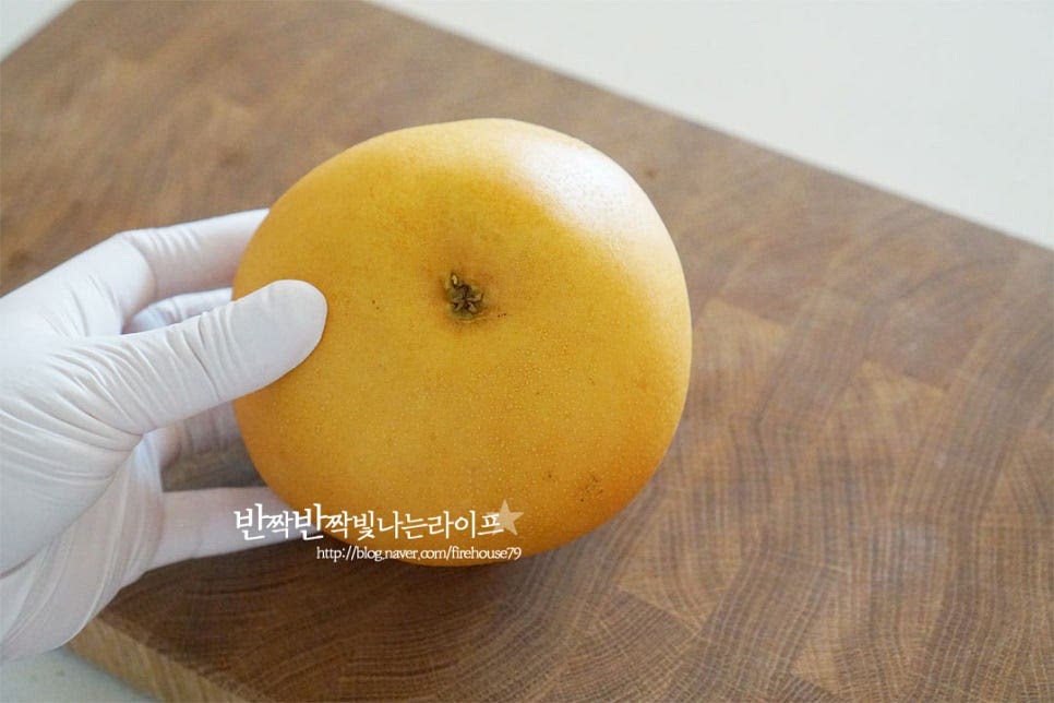 과즙이 풍부하여 시원하고 아삭한 배는 먹기좋게 잘라 먹으면 달콤하게 맛이 좋은데요. 요즘처럼 가을 제철이라 한창 많이 나오거나 가끔 단맛이 부족할 때는 배 깍두기를 담아먹음 딱 좋아요. 깨끗하게 씻은 뒤 껍질을 깍아줍니다. 크게 반으로 잘라 가운데 씨 부분은 제거해주고, 사방 1~1.5cm로 깍뚝썰기해줍니다. 한입 크기로 집어먹기좋게 잘라주면 되어요. 배깍두기 같은 경우 한번에 많이 만들기보다 레시피가 간단한편이라 먹을만큼 만들어주면 식감과 맛을 더 맛있게 즐길 수 있어요. 1개로 만들어도 크기가 커서 꽤 양이 넉넉한 편이에요. 함께 넣어줄 쪽파는 3~4cm 길이로 잘라줍니다.