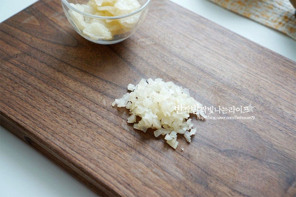 단무지는 잘게 썰어줍니다. 잘게 썰어주어야 밥이랑 잘 뭉쳐져요. 그 외 곁들일 당근, 오이, 참치 등을 준비하여 주시면 되는데요. 단무지는 꼭 들어가야 맛나더라고요^^