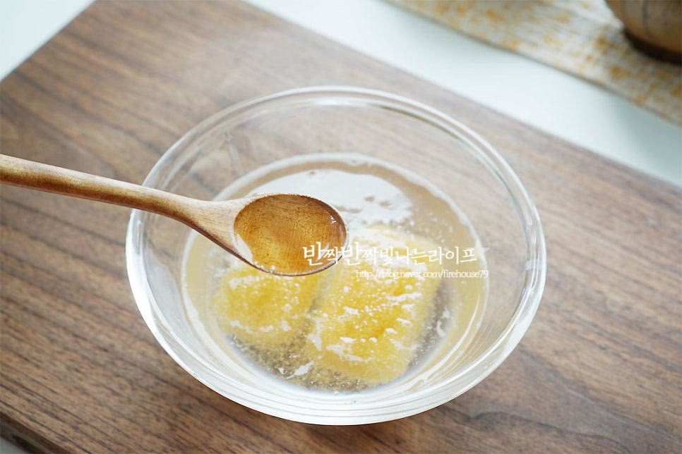 날치알 비린내 없이 해동하여 주는데요. 보통 냉동상태로 팔기 때문에 해동을 해준 뒤 요리에 활용하면 되어요. 청주 또는 맛술 1 작은 술을 넣어줍니다. 찬물에 잠길 정도 넣어두면 금방 녹아요~ 녹으면 체에 밭쳐 흐르는 물에 가볍게 헹구어 물기를 털어줍니다.