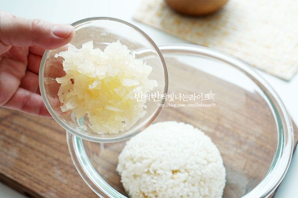 볼에 밥 항공기를 담고 잘게 썬 단무지를 넣어줍니다. 알도 넣어주었어요. 절반 정도는 같이 넣어주고, 나머지는 고명처럼 올려줄 것이라 따로 그릇에 담아두었어요. 마요네즈 2½ 큰 술을 넣어줍니다. 마요네즈는 부드럽고 고소한 맛으로 비린내도 잡아줄 뿐만 아니라 재료가 잘 어우러지게 해준답니다. 기호에 따라 양은 가감하여 주어요. 단맛과 짠맛이 어우러진 김자반을 넣어요. 김가루 또는 조미김을 넣어도 됩니다. 김에 간이 되어있어서 간은 입맛에 따라 소금 약간 넣으셔도 되어요. 저는 김자반 넉넉히 넣어서 따로 간은 하지않았어요. 날치알주먹밥에 빠질 수 없는 고소한 참기름과 통깨도 넣어줍니다. 몇 가지 되지 않는 재료이지만 서로 어우러졌을 때 맛나요^^ 재료가 어우러지도록 버무려 줍니다. 동글동글 한 입 크기로 만들어요. 먹기 좋게 그릇에 담아요. 남은 날치알과 마요네즈 1/2 큰 술을 넣고 버무린 뒤 고명으로 같이 올려주었어요. 이렇게 플레이팅하면 조금 더 특별한 요리처럼 느껴지더라고요^^ 요리 영상을 같이 보면 조금 더 쉽게 만드실 수 있어요. 동글동글 귀여운 주먹밥 하나 집어서 입안 가득 씹어먹음 톡톡 오독오독 식감부터 재료가 어우러지는 맛이 맛나요. 날치알주먹밥 손쉽게 만들어 사이드 메뉴나 간단한 한 끼 식사로 어떠세요. 맛있게 만들어 드세요^^ 끄읕 ! 베이컨말이주먹밥도 같이 참고해 주세요.