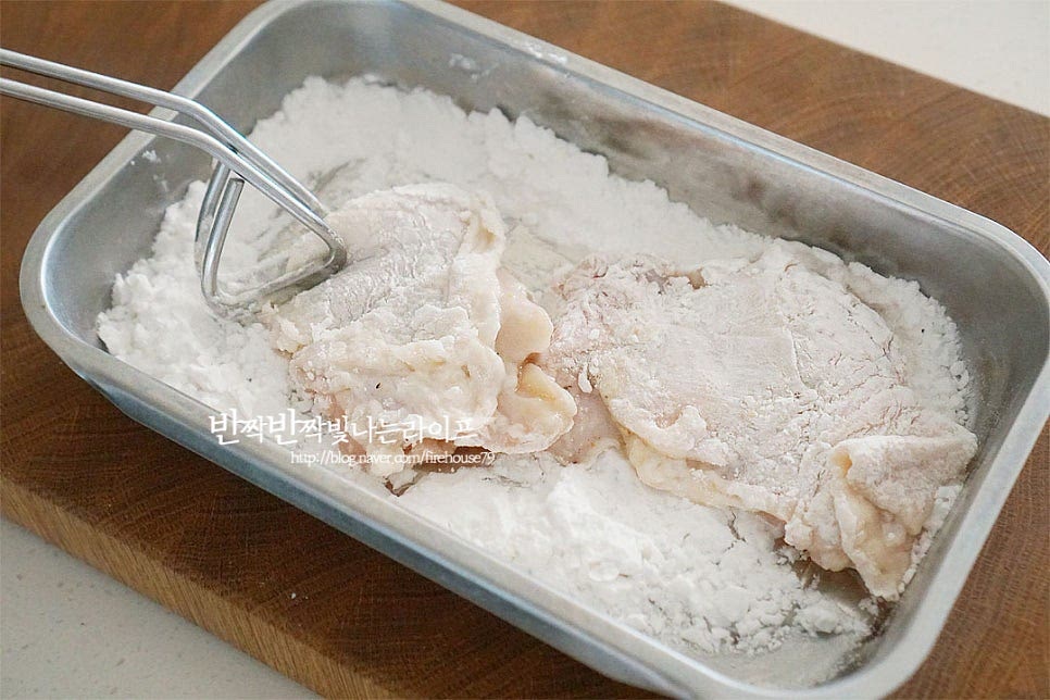 밑간 한 닭고기에 전분가루를 골고루 입혀줍니다. 가루가 분리되지 않도록 골고루 묻힌 뒤 5분 정도 그대로 두었다 튀겼습니다. 달군 팬에 식용유를 자작하게 두르고 닭고기를 튀겨줍니다. 기름을 넉넉하게 둘러주면 가득 채워 튀기지 않아도 바삭바삭해요. 한쪽 면이 노릇하게 튀겨지면 뒤집어 노릇하게 튀겨주세요. 겉은 바삭 속은 육즙이 촉촉하답니다. 체에 밭쳐 기름을 털어주고 채소와 집어먹기 좋게 썰어줍니다.