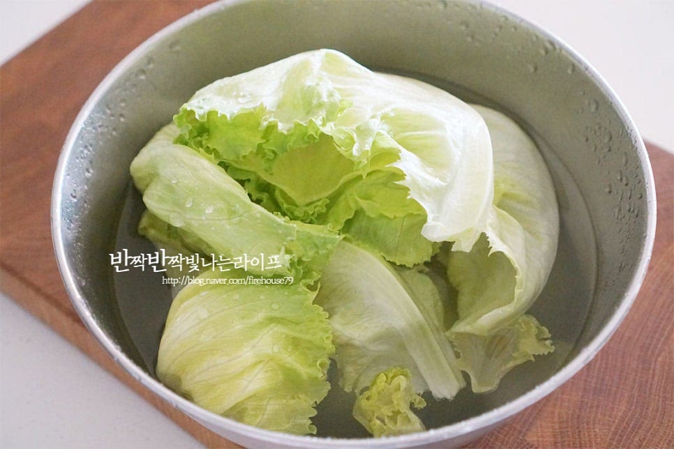 아삭하게 식감으로 입맛을 돋우는 양상추는 밑동을 잘라내고 잎을 낱장으로 분리하여 식초물에 담가 세척해 줍니다. 한입에 집어먹기 좋도록 큼직하게 채를 썰어줍니다. 대파 흰 부분은 4~5cm 길이로 곱게 채를 썰고 소스에 들어갈 고추와 양파는 잘게 잘라줍니다. 대파는 찬물에 담가 매운맛을 빼고 아삭아삭하게 준비해 줍니다.