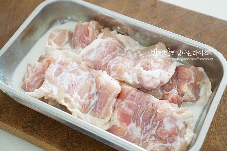 순살만 발려진 닭다리살을 준비했어요. 쫄깃한 식감과 고소하고 부드러워 튀겨서 먹으면 식감과 풍미 모두 맛있어요. 육질을 부드럽게 하고 누린내를 잡아주기 위해 가볍게 헹군 닭에 우유 1/2컵을 붓고 5~10분 정도 둡니다. 우유를 헹군 뒤 물기를 제거하고 넉넉한 크기의 볼에 담아줍니다. 소금과 후추 약간, 맛술 1 큰 술 생강가루 한 꼬집을 뿌리고 계란 흰자 1개를 넣고 버무려 밑간해요. 조물조물 버무린 뒤 간이 밸 수 있도록 다른 재료를 준비하는 동안 10분 이상 재워둡니다.