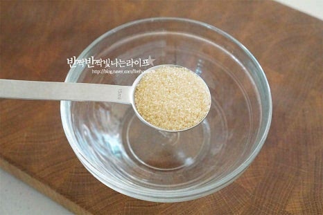 매콤하면서도 신맛과 짭조름한 맛이 감칠맛 나게 어우러진 소스는 유린기뿐만 아니라 샐러드에 곁들이기 좋은데요. 간장 2 큰 술, 식초 2 큰 술 황설탕 1 큰 술, 알룰로스 1/2 큰 술 정수 물 2 큰 술, 간 마늘 1 작은 술 생강가루 한 꼬집, 치킨스톡 1/3 작은 술 넣어줍니다. 치킨스톡은 액상형을 넣었는데 농축 정도에 따라 짜지 않게 양을 조절해 주세요. 설탕이 녹을 수 있도록 섞어줍니다. 다진 양파와 고추를 넣고 완성해요. 신맛과 단맛은 입맛에 맞게 조절해 새콤달콤한 맛을 더해주세요.