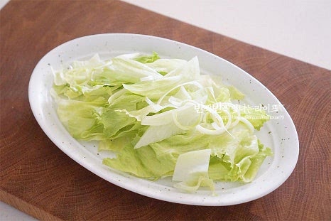 그릇에 양상추와 대파를 올리고 자른 닭튀김을 담아줍니다. 그 위로 소스를 올리고 시트러스한 과일이 있다면 함께 곁들여주면 맛이 좋습니다. 소스는 눅눅하지 않도록 먹기 전에 뿌려주면 됩니다.