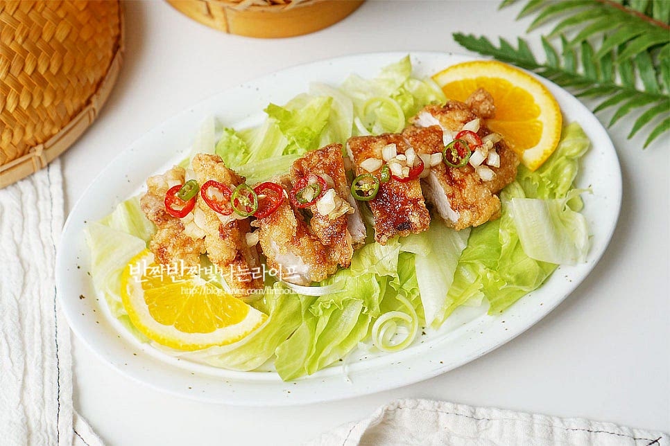 고소하게 튀겨진 닭과 신선한 채소 그 위로 매콤새콤 짭조름한 소스를 뿌려 완성입니다. 영상도 같이 담았어요. 쫄깃한 닭다리살을 튀겨 요리해 바삭하고 고소한 겉바속촉의 맛도 좋으며 야채와 어우러진 식감에 유린기 소스가 더해져 식감과 감칠맛이 풍성해요. 튀긴 닭이지만 채소와 소스가 어우러져 느끼하지 않고 산뜻하게 맛볼 수 있는 유린기 레시피로 맛있게 요리해드세요. 끄읕 !