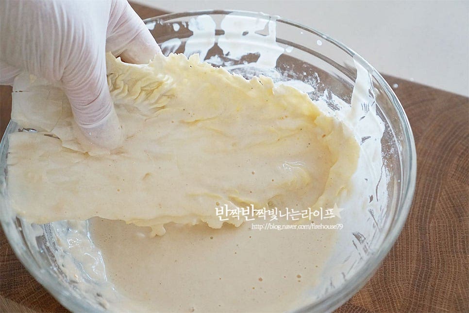 배춧잎을 담갔다 올렸을 때 적당히 묻어나고 흘러내리면 됩니다. 너무 두껍지도 얇지도 않으면 본연의 달큰한 감칠맛을 제대로 맛볼 수 있답니다. 달군 팬에 식용유를 적당히 자작하게 두르고 뜨거운 기름에 차가운 반죽을 올려줍니다. 전은 기름을 넉넉히 둘러야 고소하고 바삭하게 구울 수 있어요. 홍고추 남은 게 있어 얇게 송송 썰어 올려주어 먹음직스럽게 해주었습니다. 한쪽 면이 겉에서부터 익어 하얗게 되면 뒤집어 노릇하게 구워줍니다. 약간 노릇하게 갈색빛이 나게 구워주면 훨씬 더 바삭하고 고소해요. 넷, 초간장 참치액을 넣고 만들어 그대로 먹어도 적당히 간이 스며들어 맛있지만 느끼함을 잡아주는 초간장에 콕 찍어 먹음 더욱 맛있게 즐길 수 있죠. 간장 1 큰 술, 식초 1/2 큰 술 올리고당 약간, 고춧가루 1 작은 술 다진 대 파 1 큰 술, 잘게 썬 홍고추 약간 물 1 큰 술을 넣어줍니다. 간에 따라 신맛과 단맛을 조절해 주세요. 배추부침개는 바로 구워서 뜨거울 때 쭉쭉 찢어먹는 맛이 별미죠. 바삭하면서도 고소한 감칠맛과 먹을수록 달큰한 구수함에 금세 사라져버려요. 영상도 같이 담았어요. 배추는 두꺼운 줄기 부분을 두드려준 뒤 묽은듯한 반죽농도를 맞추어 식용유 넉넉히 둘러 구워주면 맛있게 배추전 레시피 완성입니다. 이때 차가운 물로 반죽하여 뜨거운 기름에 구워 바삭한 식감과 고소한 맛을 살려주면 된답니다. 배추전 만들기 식감과 맛을 살려 맛깔나게 요리해드세요. 끄읕 !