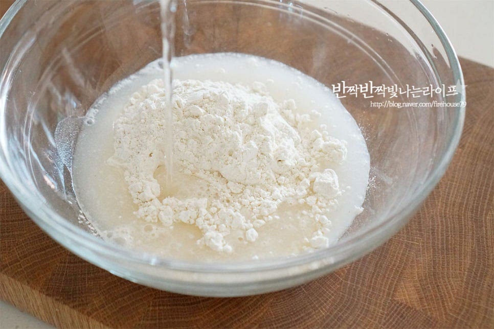 넉넉한 크기의 볼에 부침가루 1컵과 차가운 물 1컵을 부어줍니다. 배추 본연의 맛을 살리기 위해 두껍지 않게 농도를 맞추어주는 게 중요해요. 약간 묽은듯하게 섞어주는데 이때 처음 만들어보신다면 물의 절반을 넣어보고 농도를 보아가며 추가로 첨가해 주는 게 좋습니다. 감칠맛을 살려주는 팁으로 참치액 1 작은 술을 넣어줍니다. 멸치 육수로 만들기도 하는데 간단한 레시피로 요리할 때는 차가운 물 + 참치액 또는 액젓을 넣어주면 감칠맛을 살릴 수 있습니다. 메밀가루가 들어간 짜지 않은 부침가루로 만들었는데 부침가루에 간이 간간하다면 양을 줄여 넣어주세요. 날가루가 보이지 않게 섞어주는데요. 위에서 아래로 떨어뜨려보았을 때 자연스럽게 흘러내리는 묽기가 좋아요. 너무 묽으면 반죽이 겉돌 수 있고, 걸쭉해도 두껍게 구워져요.