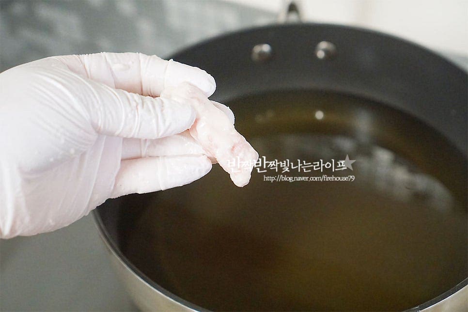 팬에 식용유를 넉넉히 두르고 160도로 달군 기름에 하나씩 붙지 않게 넣어줍니다. 젓가락으로 저어가며 노릇하게 튀겨줍니다. 한 번만 튀기는 것보다 더 바삭하게 드시려면 두 번 튀겨주면 되어요. 저는 한 번 튀기고 한번 더 튀겨주었어요. 두 번 튀길 때는 앞서 튀긴 것보다 온도를 조금 더 올려 노릇하게 튀겨줍니다. 탕수육소스만들기 해요. 냉장고 속 자투리 채소나 과일을 활용하면 가장 좋은데요. 목이버섯, 오이, 당근, 양파는 먹기 좋게 썰어주었어요. 그 외 죽순, 옥수수, 파인애플 등 다채롭게 곁들여 보세요. 레몬 사둔 게 있어 레몬도 조금 썰고 사과도 조금 썰어 넣어주었어요. 냄비에 물 1½ 컵, 간장 2 큰 술 식초 4 큰 술, 황설탕 6 큰 술 생강가루 약간을 넣고 끓여줍니다. 바글바글 끓어오르면 썰어둔 재료를 넣어줍니다. 재료와 어우러진 뒤 전분물을 넣고 농도를 조절하여 줍니다. 걸쭉한 농도가 되면 불을 꺼줍니다. 바삭하게 갓 튀겨낸 고기튀김과 양념을 곁들여 주기만 하면 근사한 중화요리 한상입니다. 돼지 등심 요리 소스만들기 어렵지 않아 고기 말고 버섯이나 만두 등을 튀겨 같이 곁들여도 별미랍니다. 영상도 같이 담았어요. 밑간이 잘 되어 고기만 먹어도 맛있지만 새콤달콤함과 같이 어우러지게 먹음 더 맛이 좋답니다. 바삭하고 고소한 맛에 새콤달콤~ 이 맛이 매력이죠. 탕수육 만들기 집에서 맛있게 만들어 드세요^^ 끄읕 !