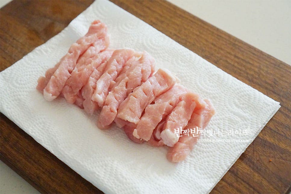 고기는 굵게 채를 썰어 준비하시면 되는데요. 정육코너에서 썰어달라고 하거나 두툼한 돈가스 고기를 사서 채를 썰어도 좋아요. 부위는 등심 또는 안심을 준비하시면 됩니다. 안심은 부드럽게 먹기 좋고 등심은 식감이 있는 편이에요. 취향껏 선택하여 준비해 주세요^^ 키친타월로 핏물을 제거해 줍니다. 밑간을 해줄 때 간장이 들어가는데요. 간을 해준다기보다 중화요리 특유의 풍미를 간장이 내어주는 역할을 해줍니다. 맛술 1 큰 술, 간장 1 작은 술 소금과 후추 약간, 생강가루 1/3 작은 술 넣고 조물조물 밑간해요. 30분 정도 재워둡니다.