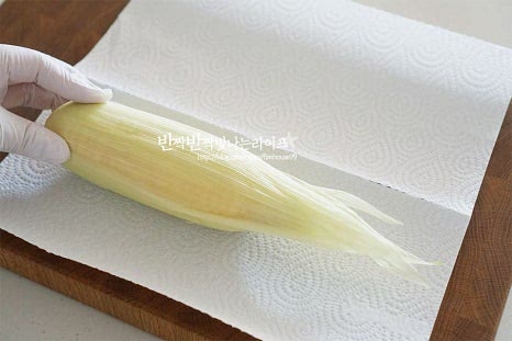 수분이 많은 과일 같은 옥수수라서 반드시 냉장 보관을 해주셔야 합니다. 소분해두고 먹어도 괜찮지만 가급적 빠른 시일 내 먹는 것이 수분감과 달콤함을 더 맛있게 맛볼 수 있어요. 보관시에는 키친타월로 감싸줍니다. 그리고 지퍼백 또는 밀폐용기에 담아 냉장실 또는 김치냉장고 야채칸에 보관해 줍니다. 오래 두면 수분이 빠져 알알이 쭈글해지니 빨리 먹는 것이 좋으며 익힌 뒤 냉동실에 소분해두셔도 좋습니다.