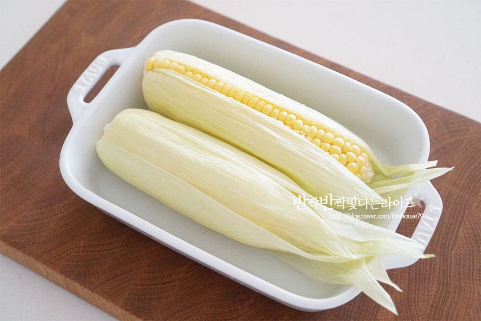 전자렌지 사용이 가능한 용기에 담아줍니다. 소금 약간을 뿌려줍니다. 옥수수를 삶을 때 감미료를 첨가하기도 하지만 초당옥수수는 당도가 높기 때문에 그냥 그대로 요리해도 달콤해요. 단맛 감칠맛을 풍부하게 살리기 위해 소금을 약간 뿌려주면 좋습니다. 많이 뿌리면 짜질 수 있어요. 랩을 씌우고 이쑤시개로 2~3번 찔러줍니다. 초당옥수수 전자레인지 몇분을 조리하는지만 알면 한두 개는 간단하게 익혀서 먹음 딱 좋아요. 2개 기준으로 5~6분 익혀주는데 기기의 출력과 원하는 식감에 따라 시간을 조절해 주면 됩니다. 적당하게 아삭한 5분 정도 익혔습니다. 1개는 시간을 더 줄여 2~3분이 적당하고요. 아삭아삭하게 먹고 싶다면 스테이크 굽듯이 살짝만 돌려 드셔도 좋습니다. 간단하게 돌리기만 해도 아삭하고 부드러우며 달콤한 알알을 맛볼 수 있어요.