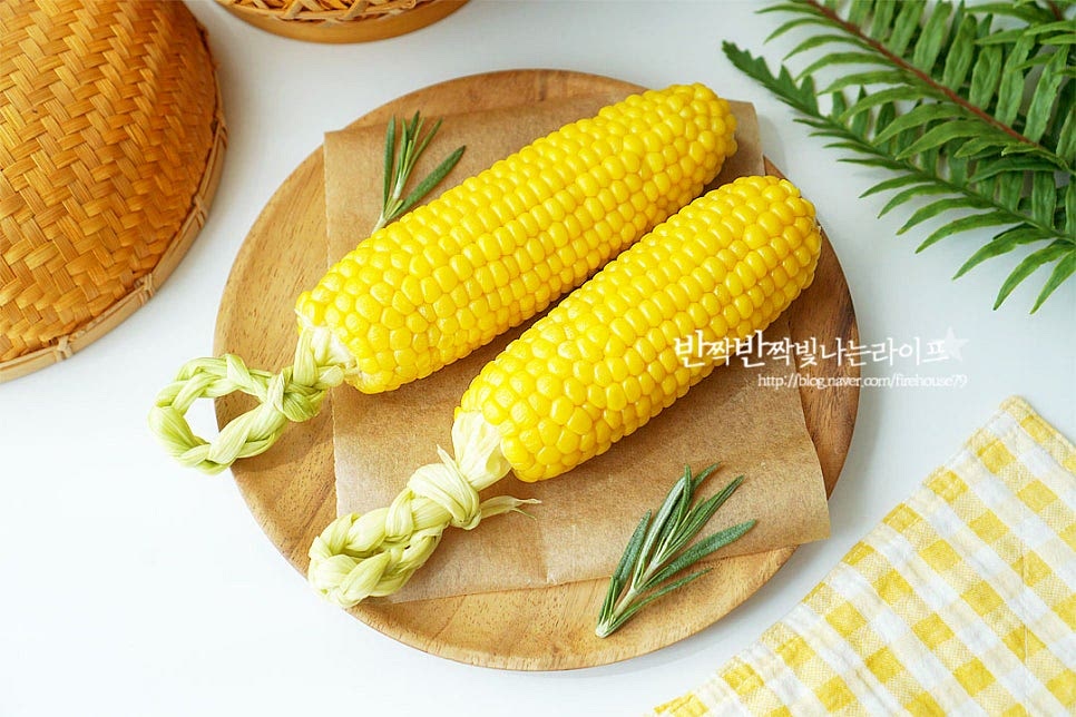 달콤하고 맛있게 완성입니다. 옥수수 향이 구수하게 퍼지면서 수분감이 달게 퍼지는 맛에 자꾸만 손이 간답니다. 영상도 같이 담았어요. 초당옥수수 전자레인지로 간단하게 조리시간을 참고하여 요리해서 단맛 가득 간식을 즐겨보세요. 제철 옥수수 달콤하게 드세요. 끄읕 !