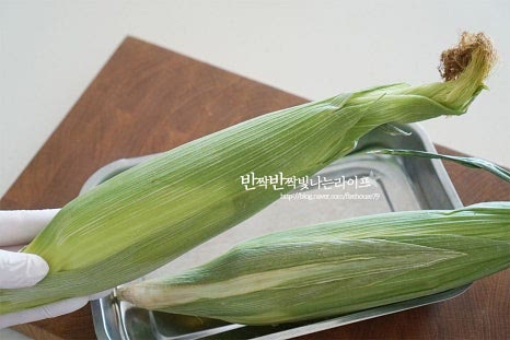 껍질이 겹겹이 되어있기 때문에 한 겹씩 벗겨내어 줍니다. 속껍질 한두 겹은 남겨두고 벗겨줍니다. 그럼 수분이 유지되고 맛도 풍부해요. 윗부분은 수염도 제거해 주고요. 속껍질 두세 장 남겨놓고 손질했습니다.