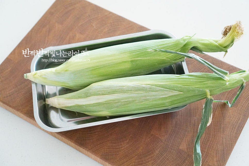 초당옥수수를 맛있게 즐기는 법은 차갑게 생으로 시원하고 아삭하게 먹기 샐러드나 토핑으로 곁들여먹기 스프와 버터구이 같은 따뜻한 요리로 맛보기 전자레인지나 찜기로 익혀서 달콤하게 즐기기로 맛볼 수 있어요. 오늘은 그중에서도 간단하게 먹는 전자레인지 레시피를 준비했어요. 물에 담가 삶는 방법은 단맛과 수분이 빠지면서 싱거워지고 식감도 좋지 않습니다. 그래서 찜기나 전자레인지로 풍부한 단맛을 살려 요리하는 것이 중요해요.