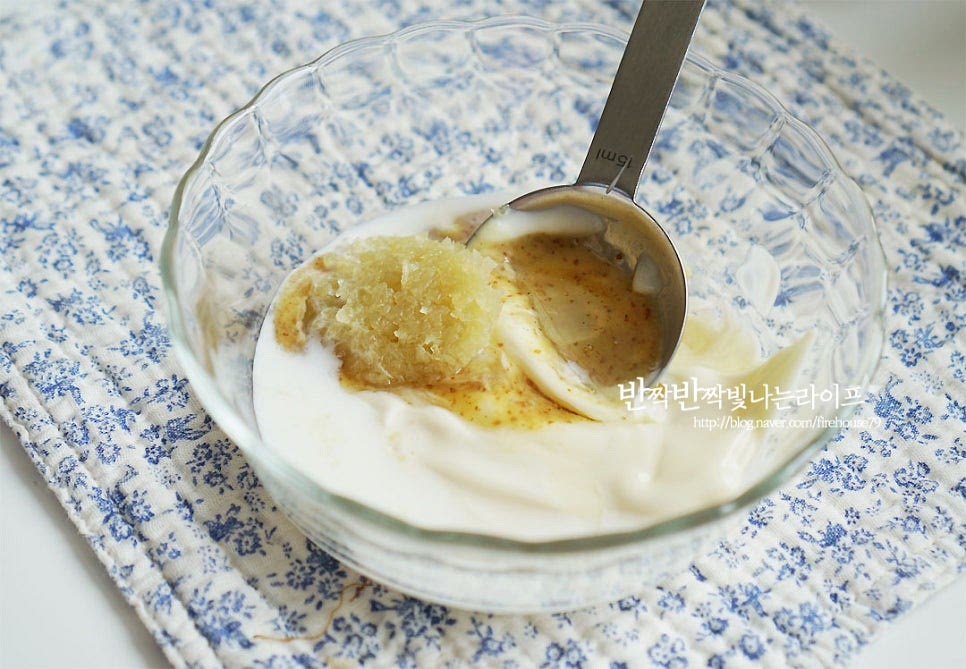 버터갈릭소스를 만들어요. 만드는 법은 정말 간단해요. 전자레인지용 그릇에 마요네즈 3 큰 술, 허니 머스터드 1 큰 술 우유 2~3 큰 술, 다진 마늘 1 큰 술, 꿀 1 큰 술 슬라이스치즈 1장, 버터 약간(취향껏)을 넣어줍니다. 노란색 체다 슬라이스치즈를 준비하면 색감이 파는 것과 더 가깝게 만드실 수 있어요~ 전자레인지에 넣고 30초 돌려서 치즈가 녹았는지 확인한 뒤 다시 한번 30초 돌려주었어요. 총 1분 돌려주면 된답니다. 크리미한 농도로 만들어졌어요. 버터는 기호에 따라 가감하여 주면 더 맛있게 드실 수 있어요.