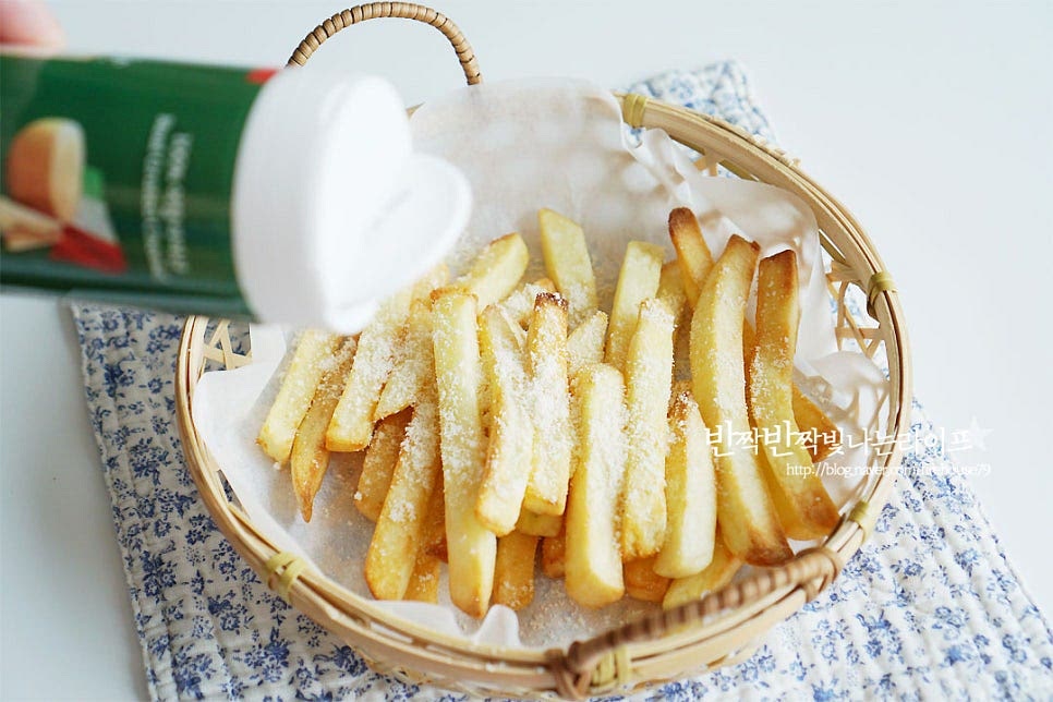 그릇에 담은 뒤 파마산 치즈가루를 약간 뿌려주었어요. 치즈가루에 감자튀김 소스를 더해주면 더 맛있어요~ 소스를 취향껏 뿌려준 뒤 파슬리가루를 톡톡 뿌려줍니다. 달콤한 마늘향과 부드러운 맛이 버터갈릭감자튀김 매력이죠. 이대로 한 입 베어먹음 친숙한 그 맛에 자꾸만 손이 가요^^ 영상을 같이 보시면 조금 더 쉽게 만드실 수 있답니다. 케첩 곁들여 먹는 것도 좋아하지만 부드러운 달콤함이 당길 땐 이렇게 만들어 먹음 맛나더라고요. 간단하게 만들어 먹기 좋아서 맥주 안주 단골이랍니다. 버터갈릭감자튀김 집에서도 간단하게 만들어 드셔보세요. 버터갈릭소스 하나면 손쉽게 뚝딱 즐기실 수 있답니다^^ 끄읕 !