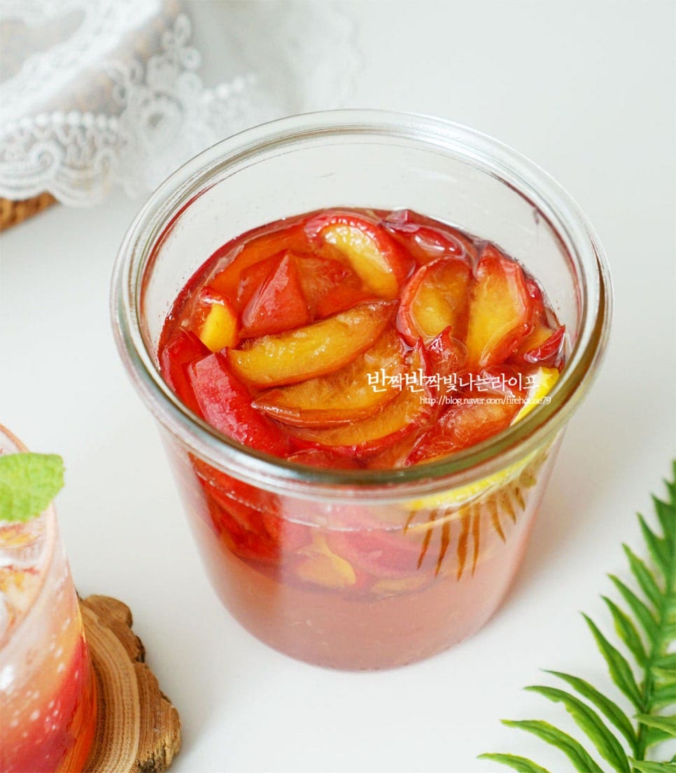 새콤달콤하게 만들면 시원한 에이드로 먹기도 좋고 요리할 때 달콤한 풍미를 더할 수 있어요. 여름 제철 자두와 설탕으로 만든 자두청 만들기 자두에이드까지 맛있게 완성했어요. 자두청을 맛있게 만들어 드세요. 끄읕 !