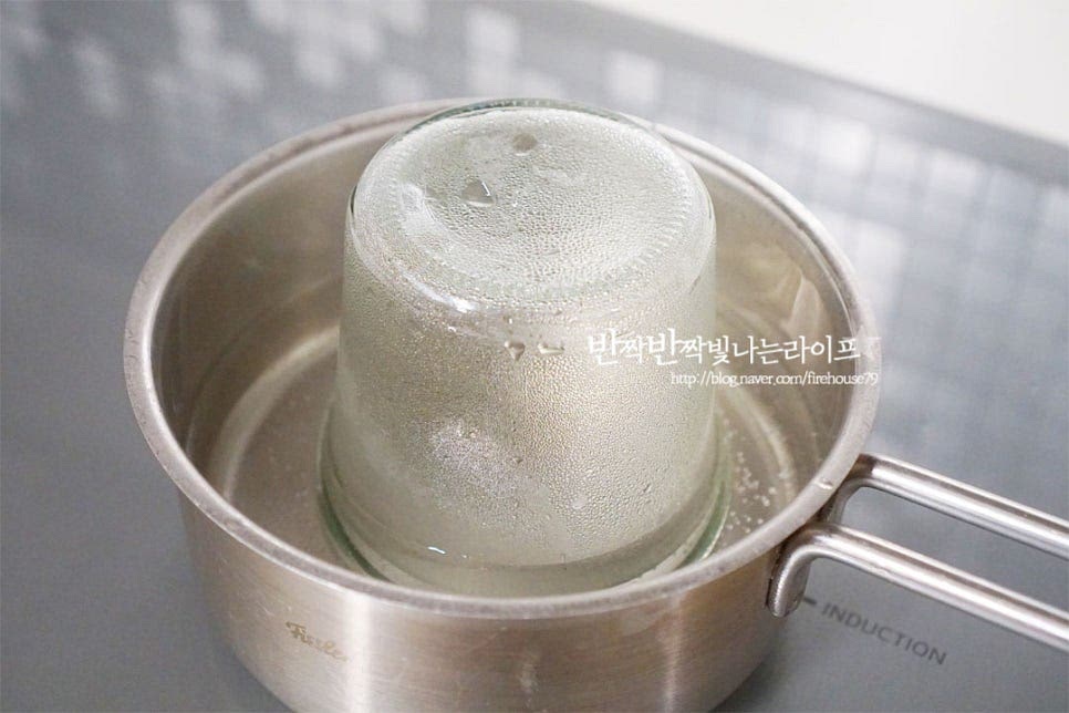 보관할 유리병은 열탕소독을 해줍니다. 찬물에 넣고 끓어오르면 3~5분 정도 소독한 뒤 꺼내어 내부의 물기를 모두 건조해 주세요.