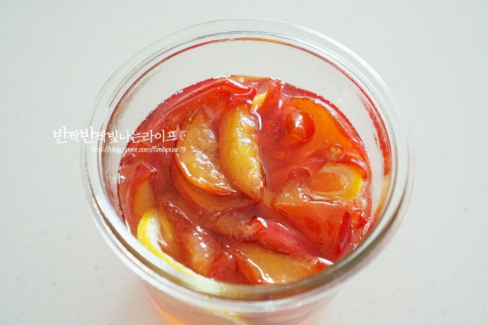 과육에 버무린 설탕이 녹으면 소독한 유리병에 담아줍니다. 설탕을 녹인 뒤 보관 숙성해 줍니다. 바로 먹는 것보다 2일 정도 냉장고에서 숙성한 뒤 맛있게 먹으면 됩니다.