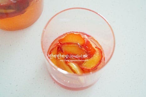 유리잔에 숙성된 자두청을 담은 뒤 얼음과 탄산수를 부어 에이드를 만듭니다. 입맛에 따라 3~4 큰 술 정도 넣어주면 됩니다.