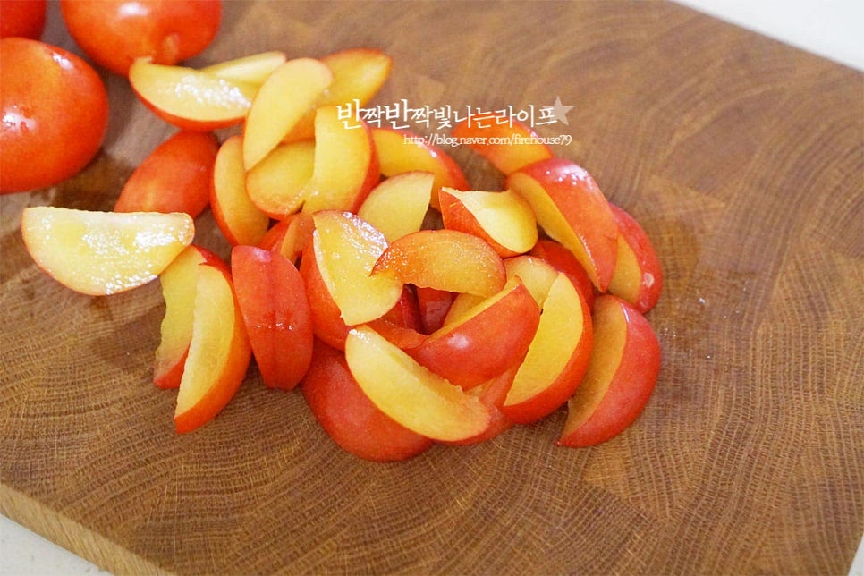 세척한 뒤 과육만 썰어주는데요. 가운데 씨를 중심으로 칼집을 넣고 일정한 크기로 잘라주었습니다. 크기가 크지않아서 사과를 깍듯이 썰어주었는데 입맛에 따라 잘게 썰어주셔도 좋습니다.