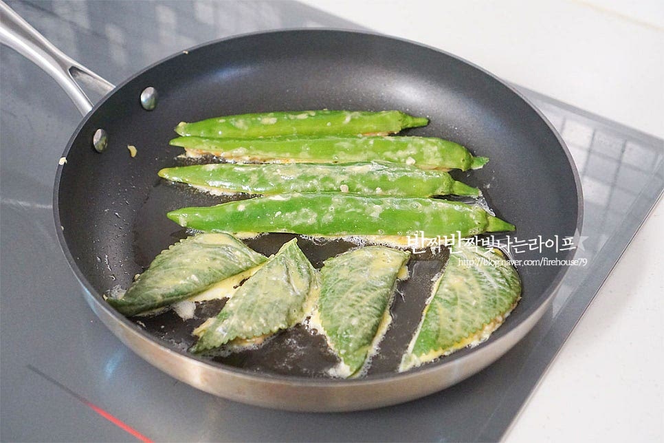 달군 팬에 식용유 넉넉히 두르고 달걀옷 입은 재료들을 올려 구워줍니다. 기름을 적당히 넉넉하게 둘러주어야 속까지 더 잘 익고 모양도 예쁘게 구워져요. 재료에 소를 넣어 모양을 만들었기 때문에 속까지 고르게 익을 수 있도록 중약 불로에서 노릇노릇 구워줍니다. 노릇노릇 고소하게 만들어 담으니 명절 같은 기분도 들고 바로 구워서 뜨거울 때 먹음 별미가 따로 없어요. 고기소 약간은 동그랗게 모양을 빚어 동그랑땡으로 구웠는데요. 반죽 하나면 전만들기 뚝딱이에요. 영상도 같이 담았어요. 정갈하게 담아 놓으니 노릇한 색감부터 먹음직스럽죠. 향긋하고 고소하게 어우러지는 맛에 구우면서도 자꾸 손이 가더라고요~ 골라 먹는 즐거움이 있는 깻잎전 고추전 만드는 법 맛있게 만들어 드세요^^ 끄읕 !