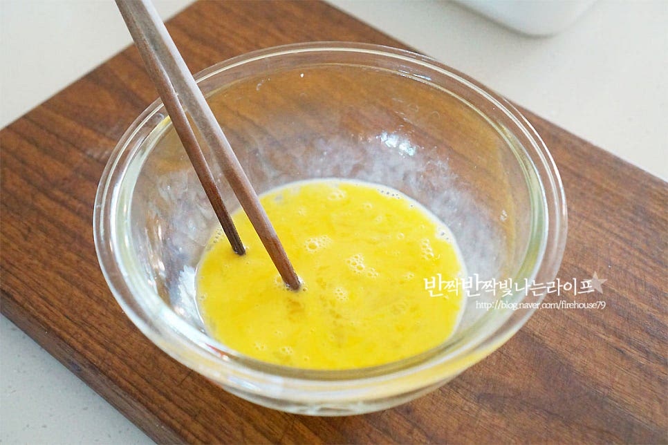 달걀을 곱게 풀어줍니다. 알이 뭉친 부분이 곱게 풀리도록 가위로 잘라주시면 전을 구울 때 달걀물을 입히기 더 편해요. 소를 채워둔 고추에 밀가루 옷을 입혀줍니다, 옷을 너무 두껍게 입힐 필요 없이 가볍게 묻힌 뒤 털어주시면 되어요~ 그리고 달걀물을 입혀주어요. 전을 구울 때 가장 기본이 밀가루-달걀물이죠. 깻잎 역시 밀가루 옷 입히고 달걀옷 입혀주시면 된답니다.