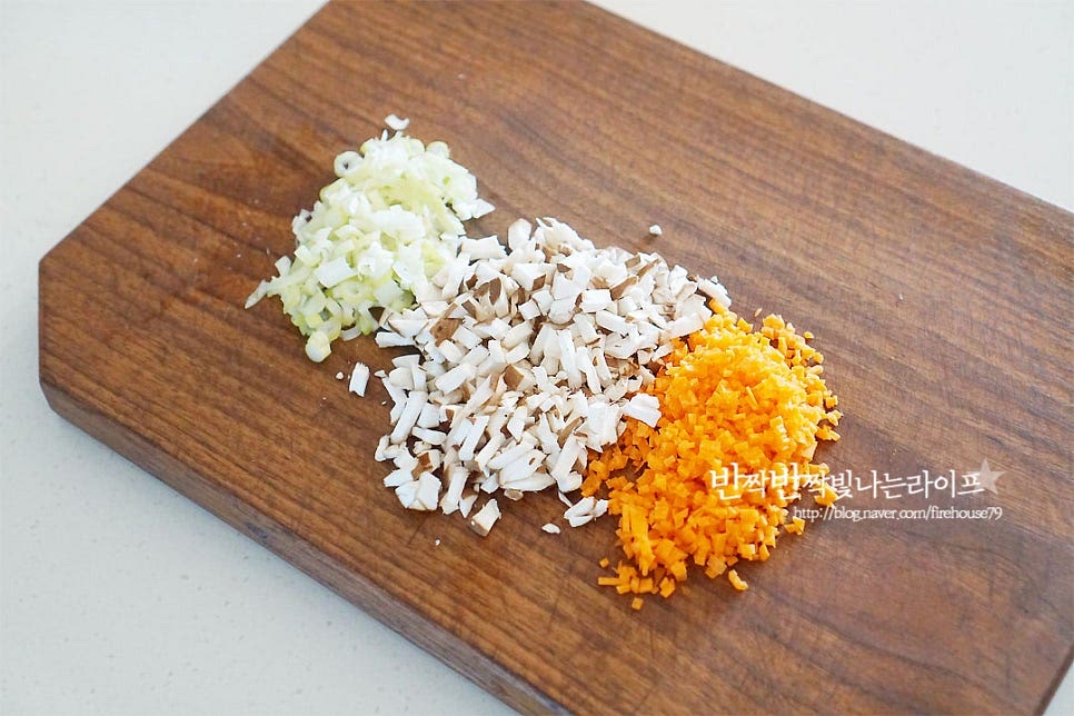 소에 들어가는 채소와 버섯은 모두 잘게 썰어주시면 됩니다. 대파, 당근, 표고버섯은 잘게 썰어 준비해 주었어요. 그 외 부추, 양파 등 다양하게 준비해 주세요. 두부는 면포로 수분을 짜서 제거하여 으깨어 넣어주시면 됩니다. 볼에 다진 돼지고기, 잘게 썬 재료와 두부 모두 넣은 뒤 양념재료를 넣어줍니다. 빵가루 1큰술 같이 넣어주었는데요. 그럼 부드러운 식감도 더 좋고 재료의 수분을 잡아주고 잘 어우러지게 해주어 반죽을 만들기도 더 좋아요. 국간장 2/3 큰 술, 소금 두 꼬집 다진 마늘 1 작은 술, 참기름 1 큰 술 후추 약간 같이 넣어줍니다. 달걀 1개도 같이 넣어주고요~ 재료가 잘 어우러지도록 버무려줍니다. 충분히 치대어주면 고르게 섞이면서 고기소에 찰기가 생겨서 더 맛이 좋아요.