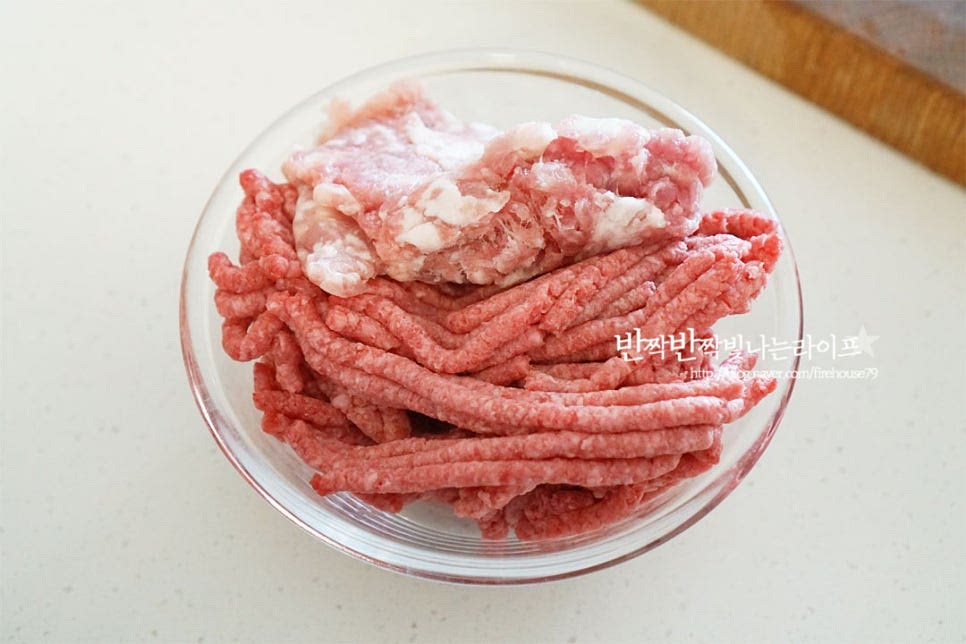 소고기만 넣고 만들어도 되지만 돼지고기가 같이 들어가면 식감이 더 부드러워 아이들 반찬으로 먹기 좋습니다. 기본 분량에서 비율은 입맛에 맞게 조절해 준비해 줍니다. 다짐육을 사용하면 다져서 만들기 하지 않아도 되니 레시피가 간단합니다. 가볍게 키친타월로 핏물을 제거 손질하여 준비합니다. 고소한 풍미를 위해 잣을 바로 갈아서 준비하고, 대파는흰부분을 잘게 다져 썰어줍니다.