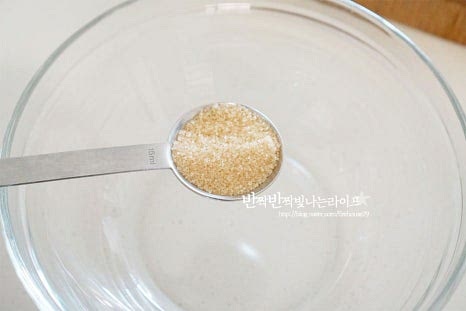 달콤 짭조름한 간장 양념을 만들어줍니다. 반죽을 치댈 수 있는 넉넉한 크기의 볼에 진간장 3 큰 술, 황설탕 2 큰 술, 조청 1/2 큰 술, 간 마늘 1 큰 술, 다진 파 2 큰 술, 간양파 1 큰 술, 간 배 1 큰 술, 생강가루 약간, 참기름 1½ 큰 술, 잣가루 1 큰 술을 넣어줍니다. 잣가루는 생략 가능한 재료로 깨를 바로 갈아서 조금 넣어줘도 고소합니다. 은은한 단맛이 나고 부드럽게 만들기 위해 배를 조금 갈아 넣었는데 짠맛, 단맛에 따라 설탕량을 조절해 줍니다. 설탕이 녹아 어우러지도록 잘 섞어줍니다.